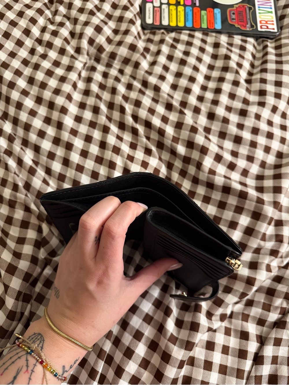 kate spade black quilted leather zip-around wallet with gold logo - Picture 4 of 4